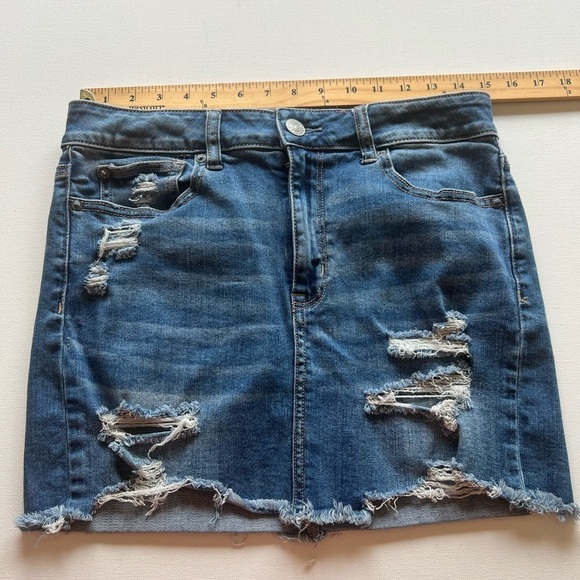 EUC American Eagle Distressed Denim Mini Skirt Size 10 🔥🔥 (D2) - Picture 2 of 14